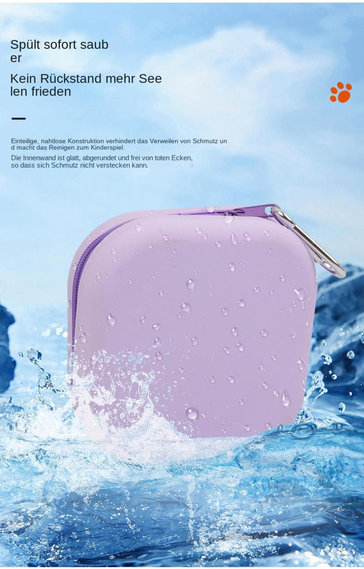 Ein lila Etui mit Wassertropfen spritzt in blauem Wasser.