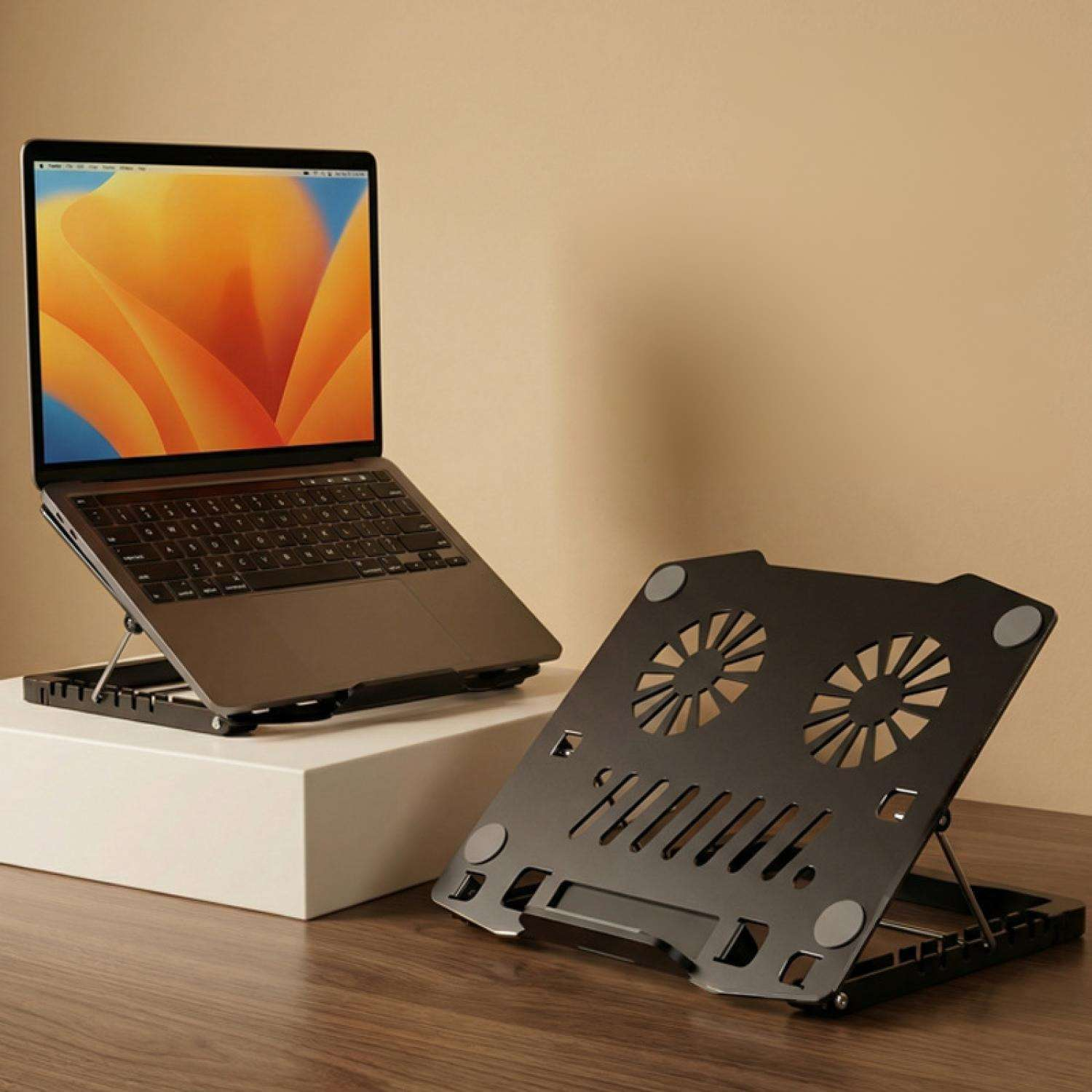 Ein Laptop steht auf einem Ständer, daneben ein leerer Laptop-Ständer.