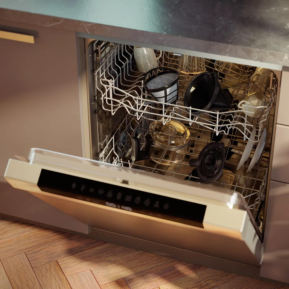 Üst rafta kahve filtreleri, bardaklar ve kupalar bulunan açık bir bulaşık makinesi.