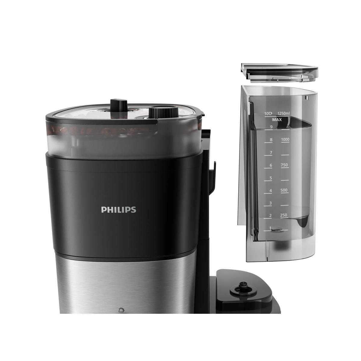 Macchina da caffè con serbatoio acqua rimovibile. Corpo nero e argento.