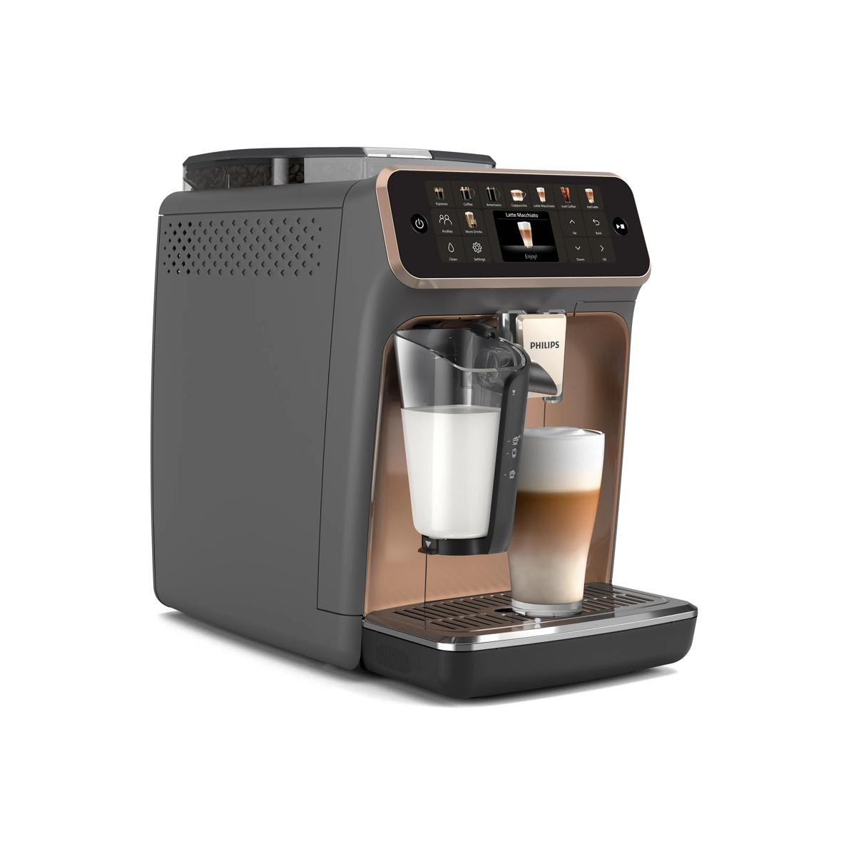 Eine graue Philips-Kaffeemaschine mit einem Milchbehälter und einem Latte-Macchiato-Glas.