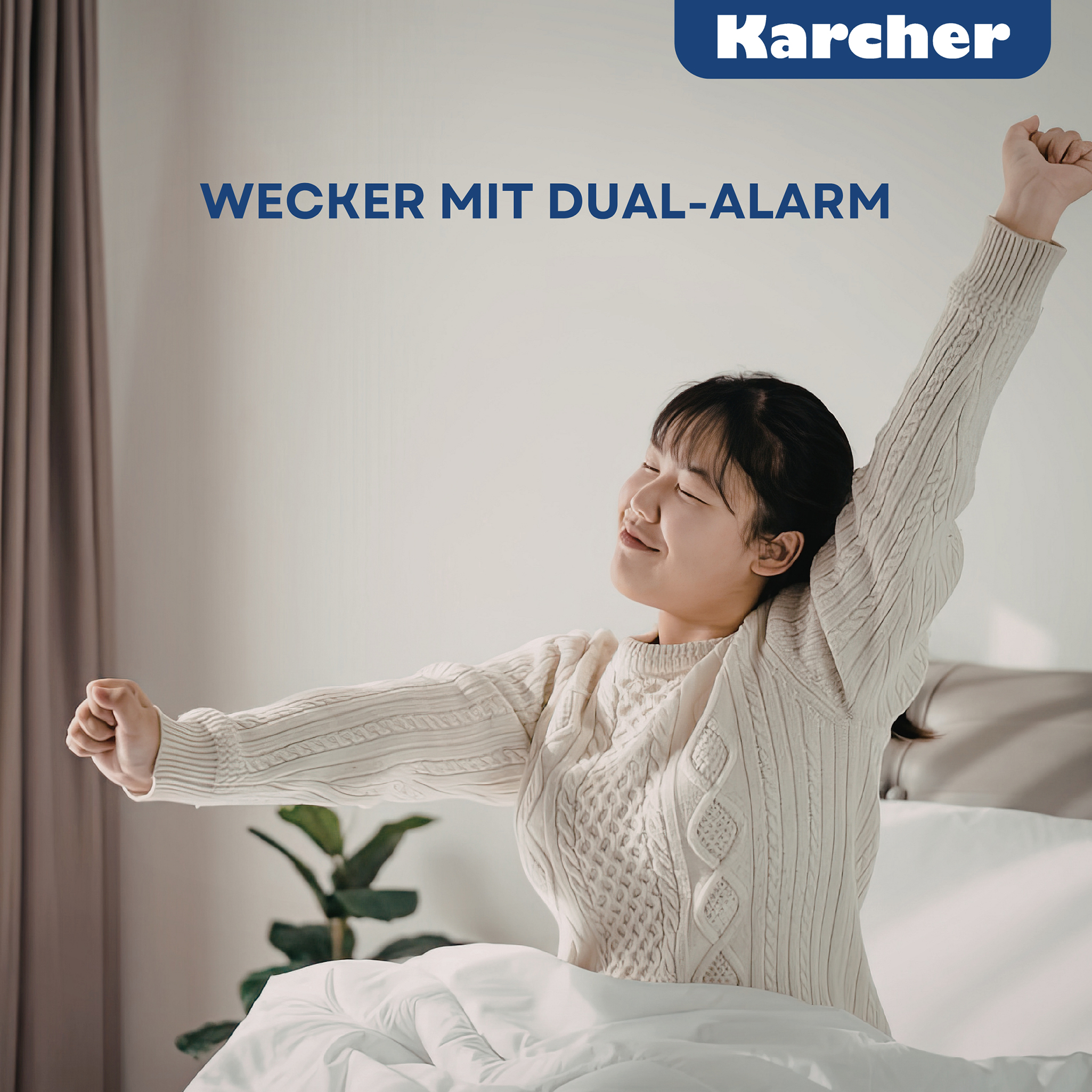 Frau streckt sich im Bett nach dem Aufwachen, Kärcher-Logo oben.