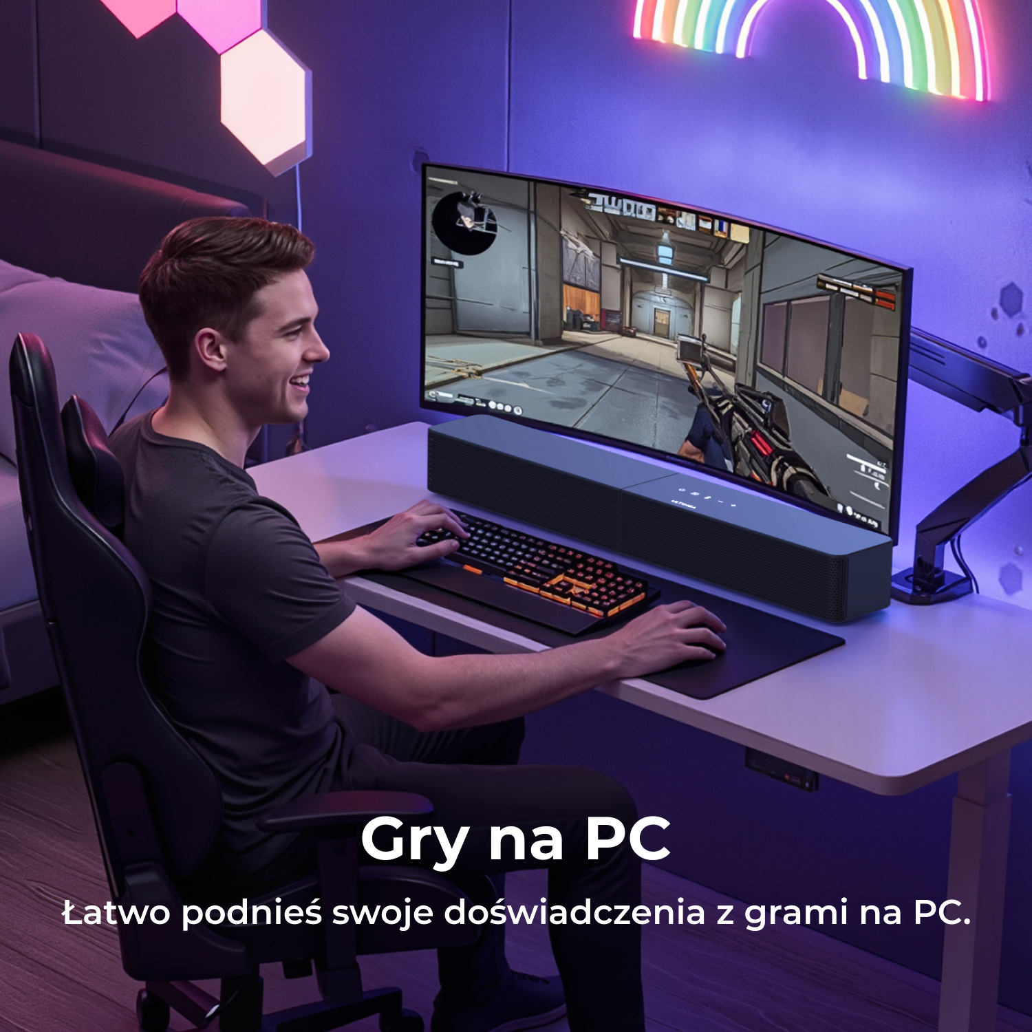 Młody mężczyzna gra w strzelankę FPS na PC w oświetlonym pokoju.