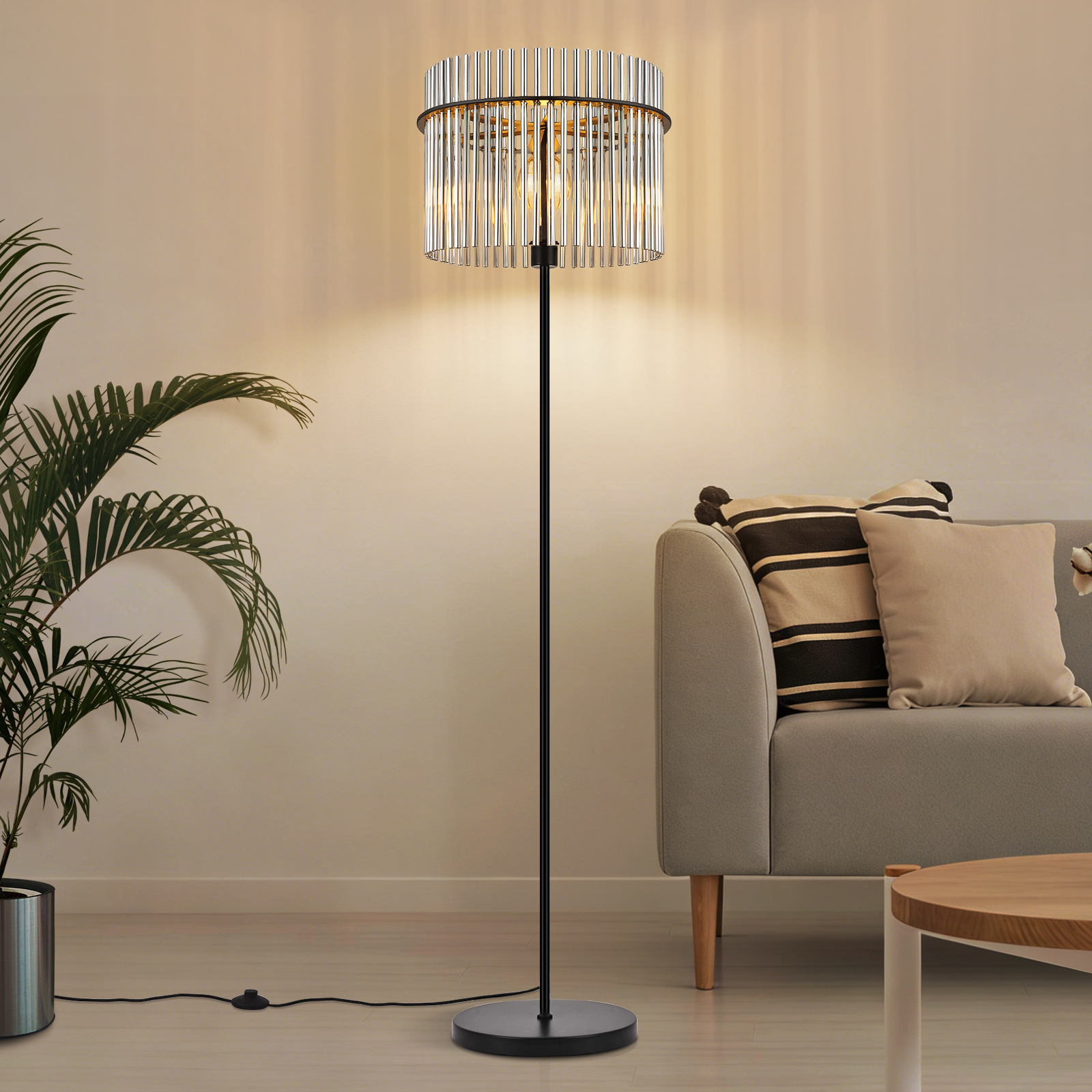 Lampada da terra moderna con paralume a cilindro in vetro accanto a un divano.