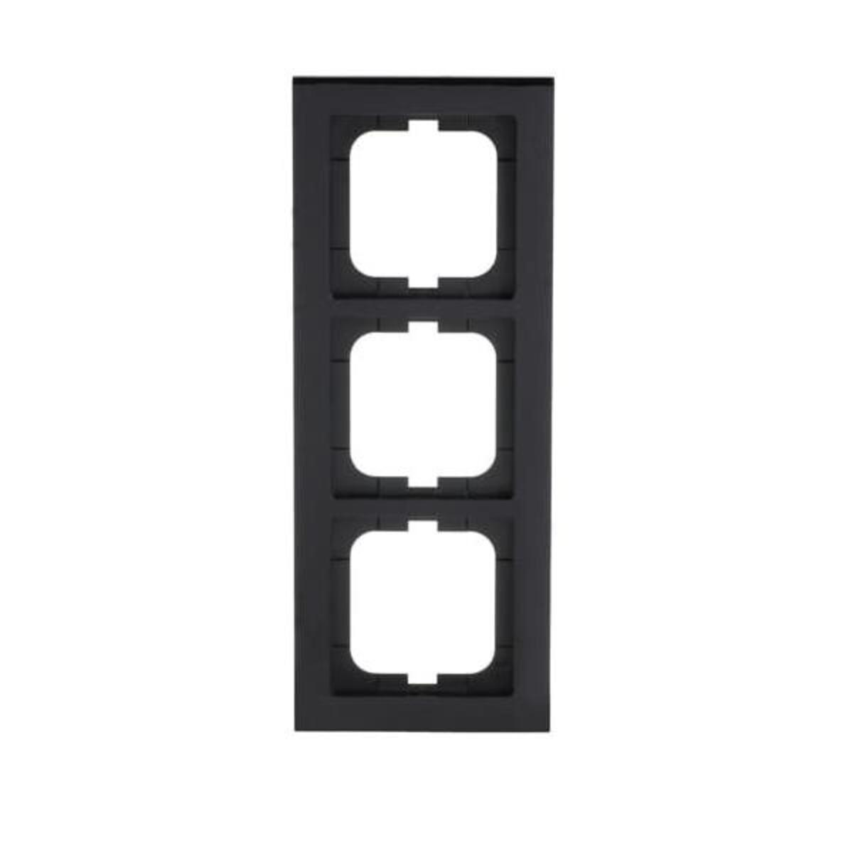 Una cornice nera con tre aperture per prese vuote impilate verticalmente.