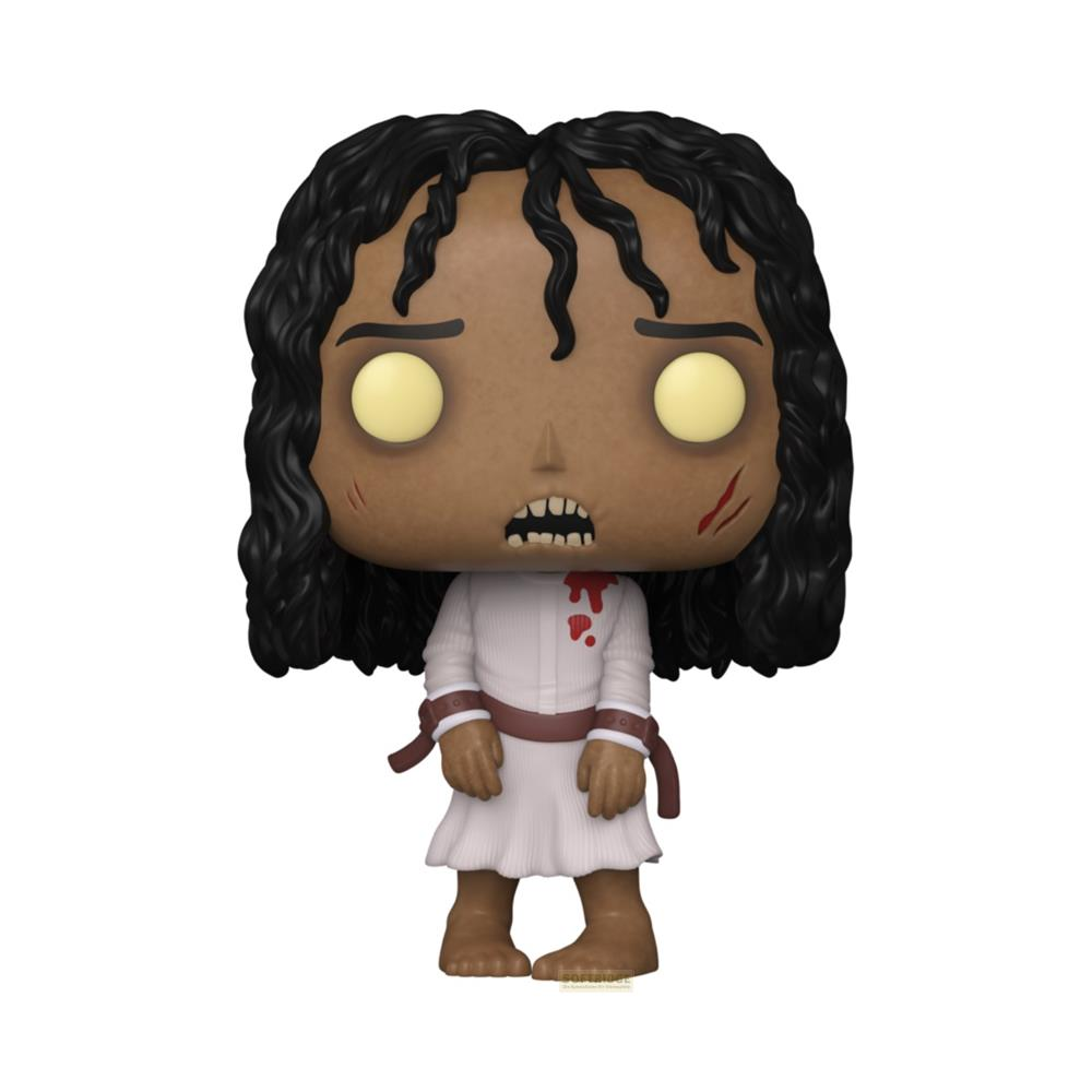 Una figura de piel oscura, ojos blancos y vestido blanco ensangrentado.
