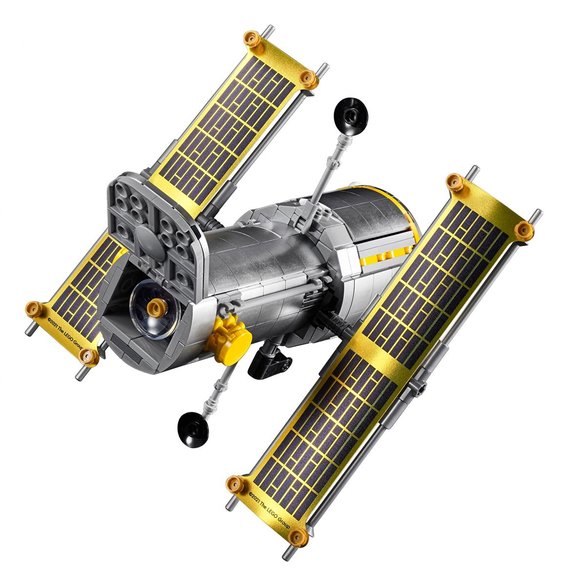 Ein detailliertes LEGO-Modell eines Satelliten mit silbernem Körper und gelben Solarpaneelen.