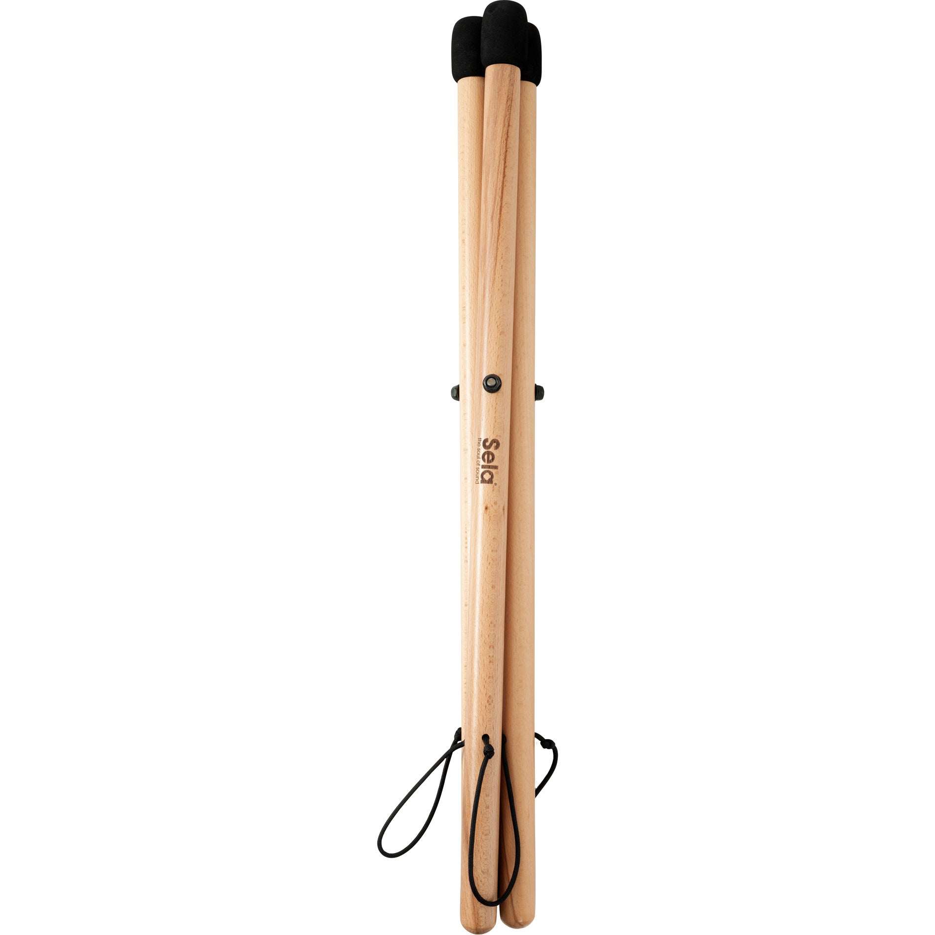 Siyah kapaklı ve ipli katlanmış ahşap tripod.