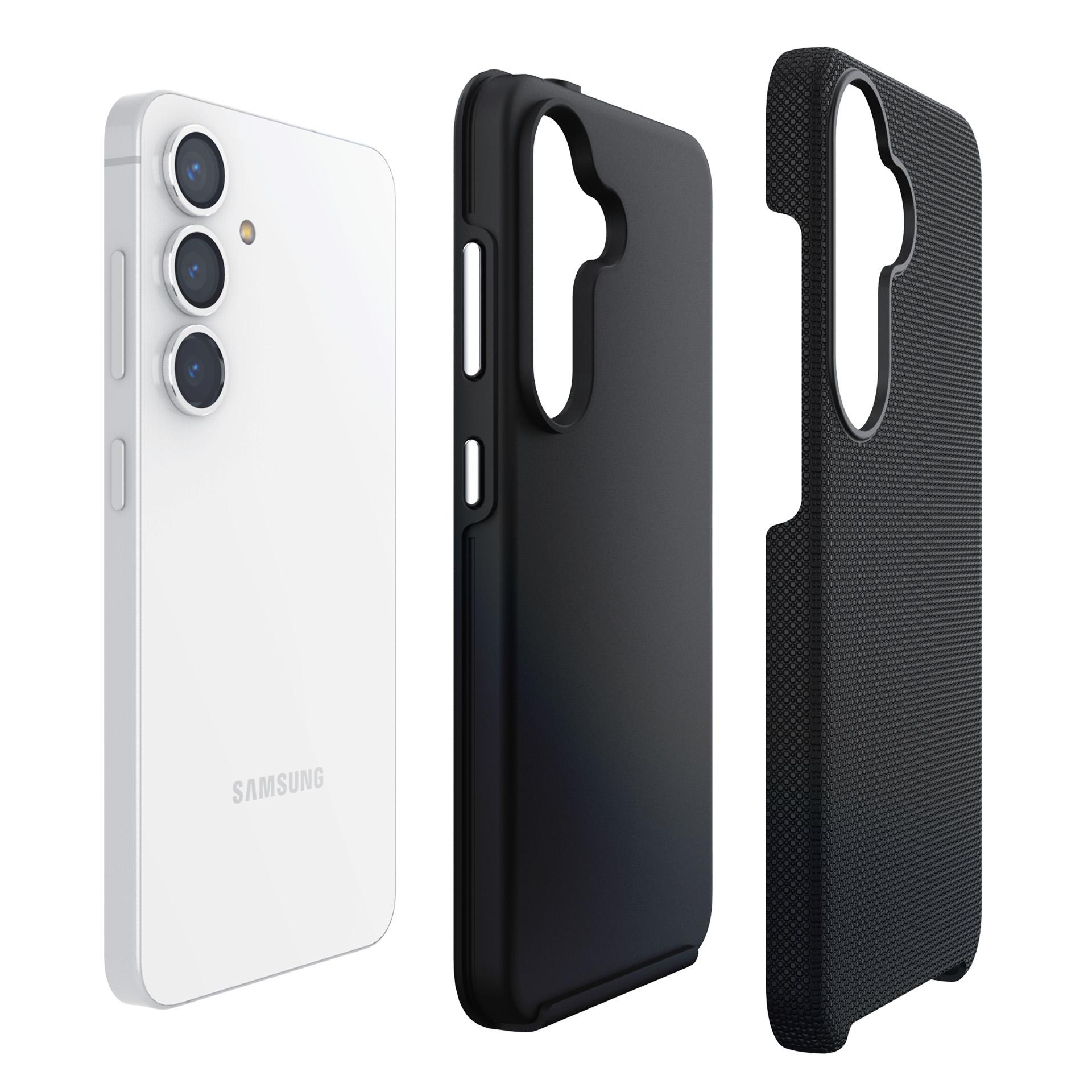 Biały smartfon z trzema aparatami obok dwóch czarnych etui.
