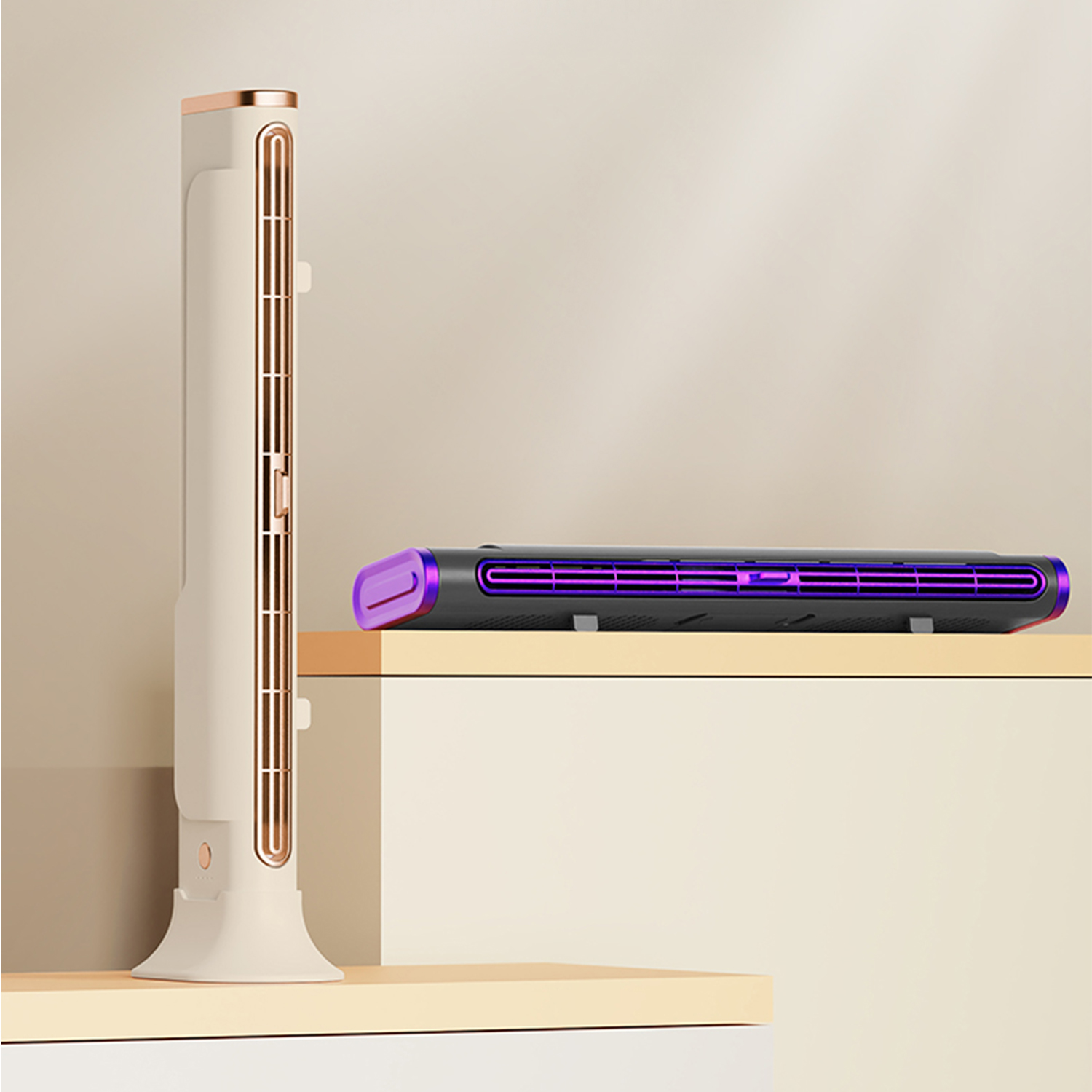 Un ventilatore bianco, alto e sottile, con accenti di rame, accanto a un purificatore d'aria piatto.