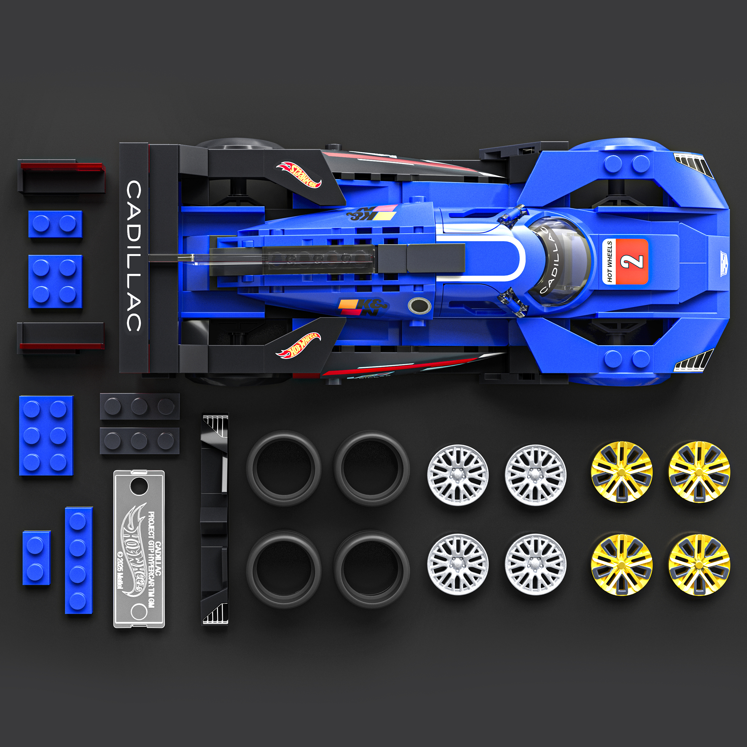 Auto da corsa Lego blu con ruote e mattoncini su sfondo nero.