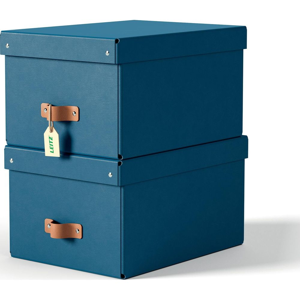 Zwei blaue Aufbewahrungsboxen mit braunen Ledergriffen, eine auf der anderen.