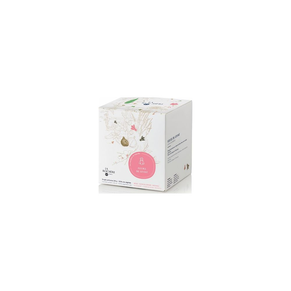 Eine weiße Kerzenbox mit floralen Motiven und dem Schriftzug 'Fleurs du Levant'.