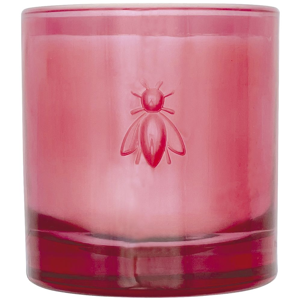 Eine rote Kerze in einem Glasbehälter mit einem eingeprägten Bienenmotiv.