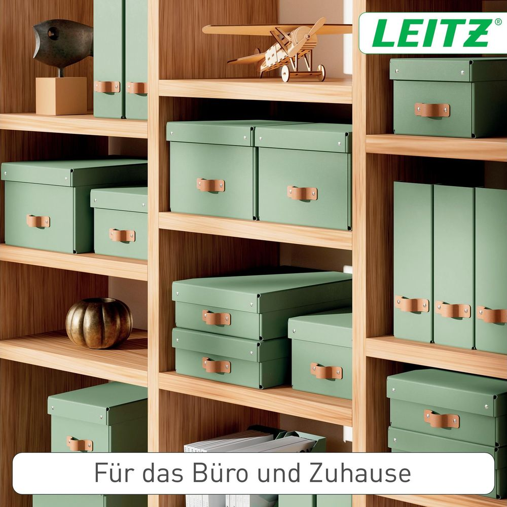 Grüne Aufbewahrungsboxen und Ordner auf Holzregalen, Leitz-Logo oben rechts.