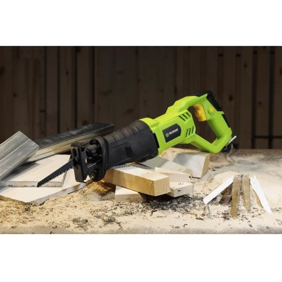 Zielona piła szablasta z czarnym uchwytem spoczywa na skrawkach drewna.