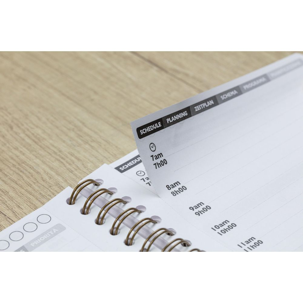Ein geöffnetes Notizbuch mit Zeitplan und Beschriftungen wie 'SCHEDULE', 'PLANNING'.