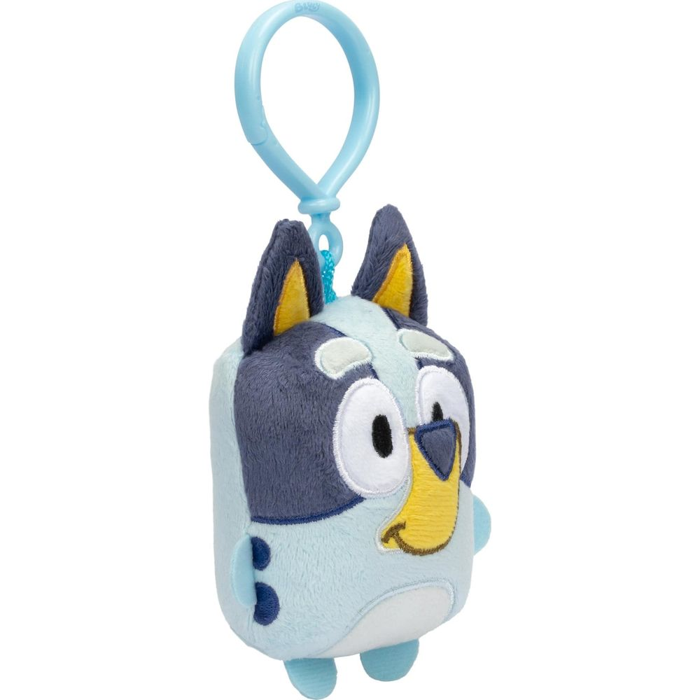 Un portachiavi cane di peluche blu e grigio con un anello blu in cima.
