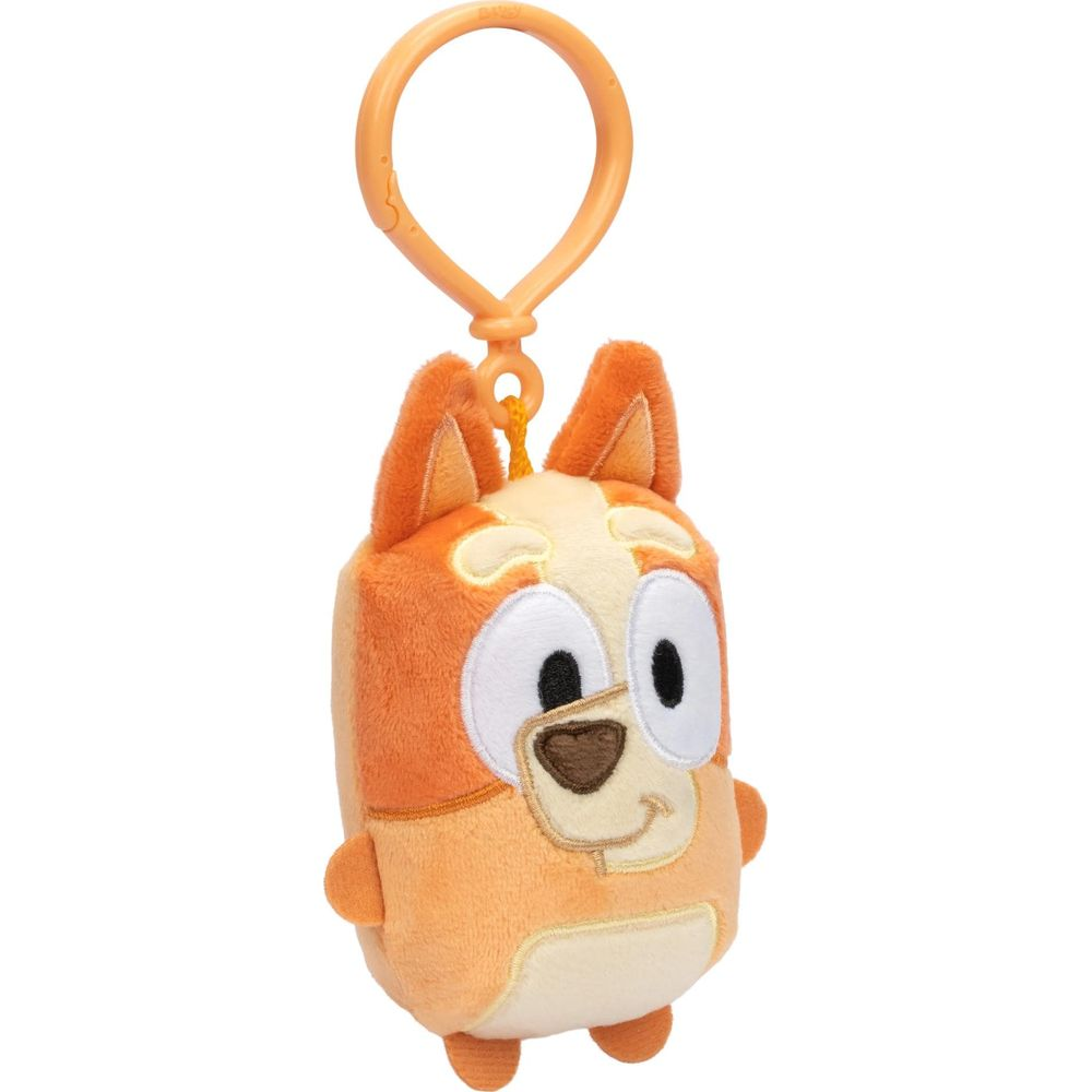 Un piccolo cane di peluche arancione con occhi grandi, attaccato a un portachiavi.