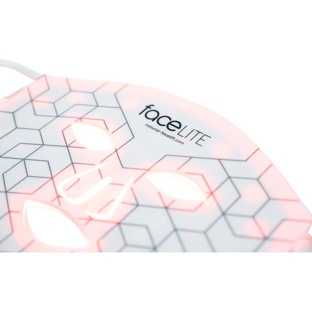 Eine weiße LED-Gesichtsmaske mit geometrischem Muster und roten Lichtern, mit Augen- und Mundöffnungen.