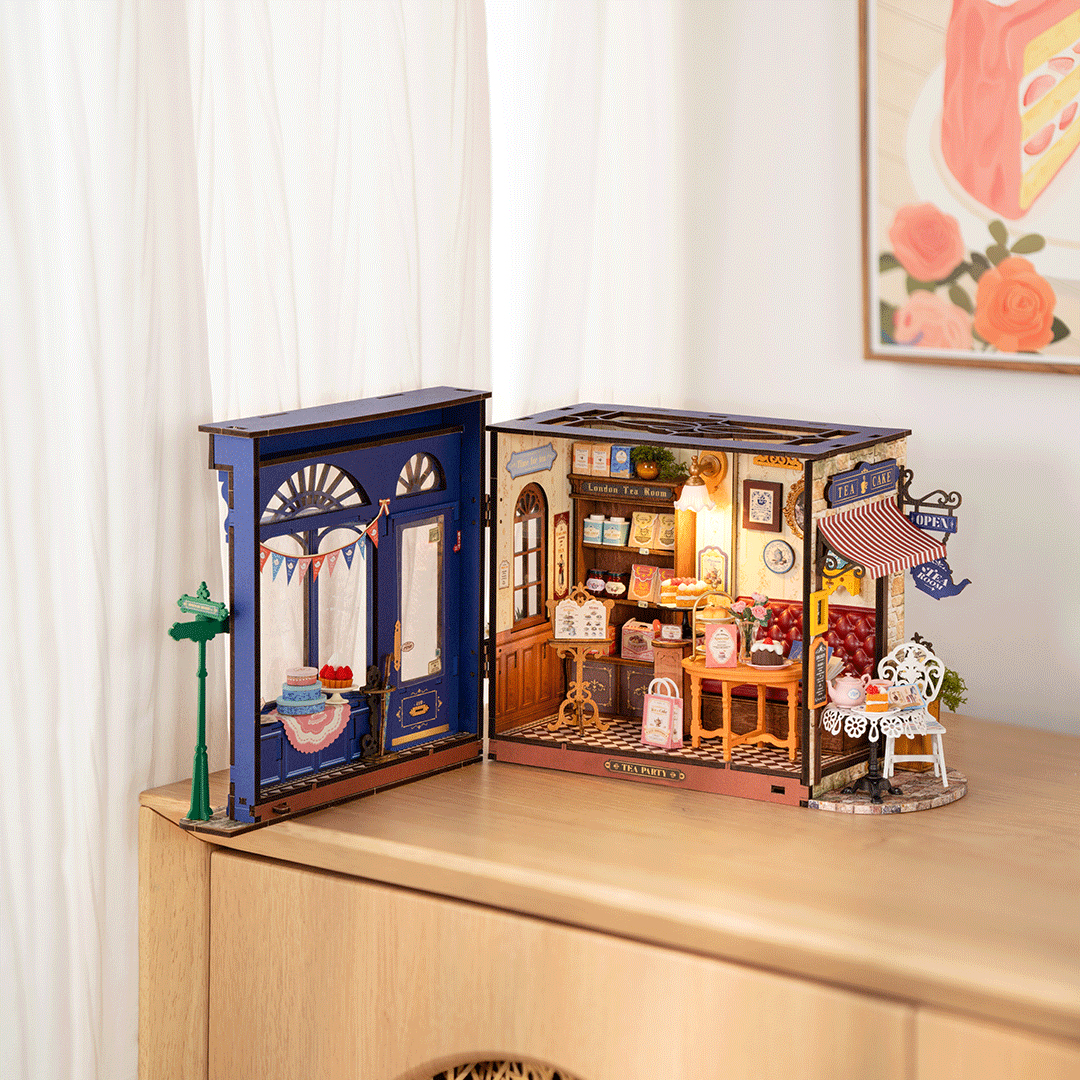 Miniatur-Teestube und Kuchenladen in London. Einer offen, einer geschlossen mit Kuchentheke.