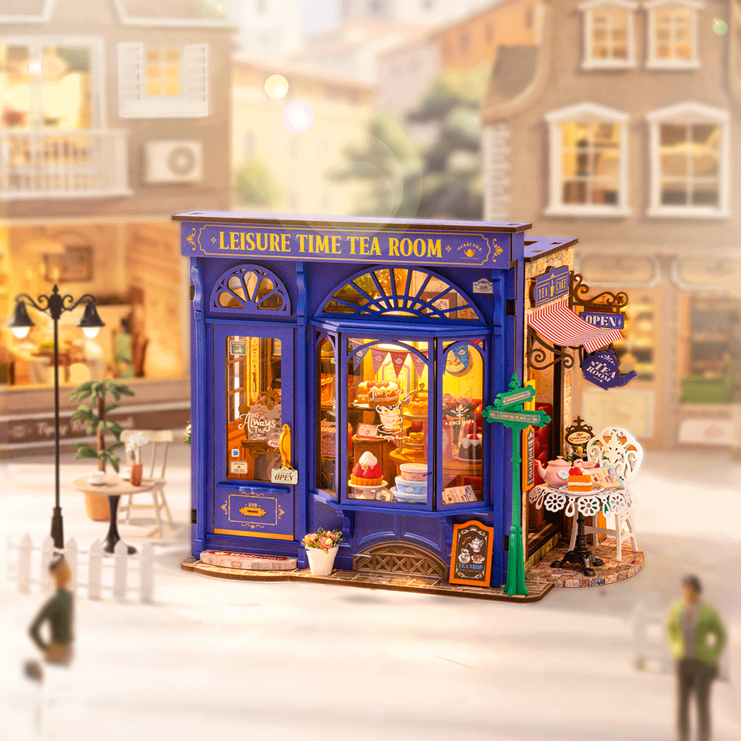 Miniatur-Teeladen mit blauem Äußeren, Schaufenstern und Kuchen.