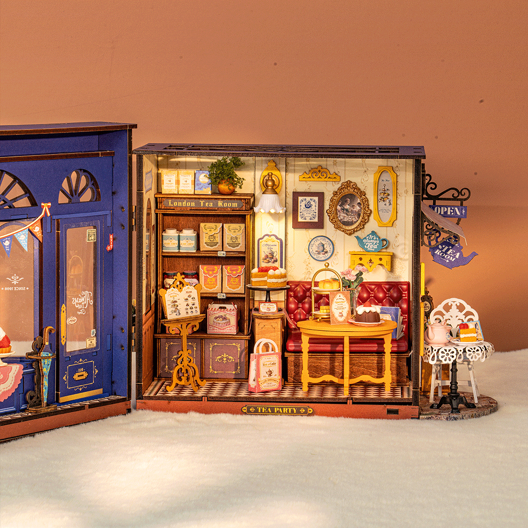 Miniatur-Teestube mit Regalen, Tischen, Stühlen und Dekorationen.