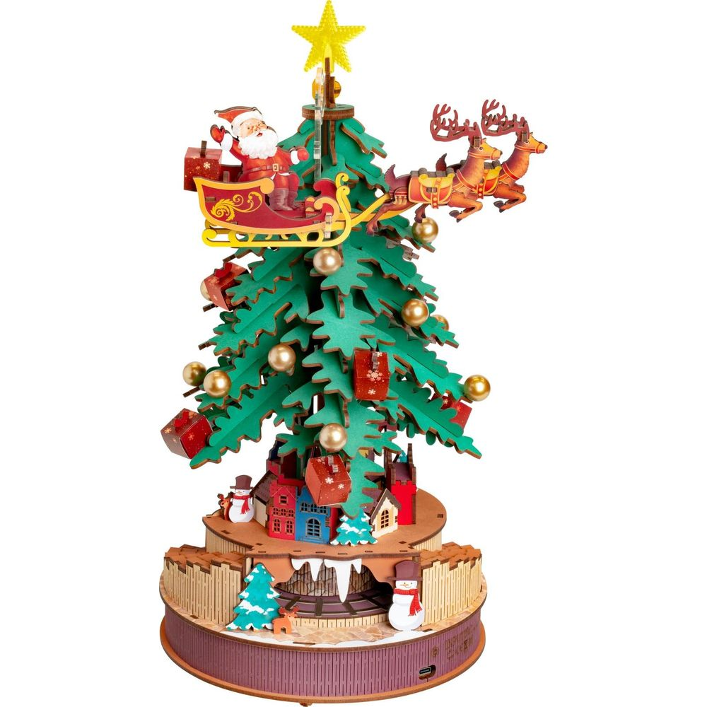 Ein hölzerner Weihnachtsbaum mit Santa im Schlitten, Rentieren, Geschenken, Kugeln und Häusern.