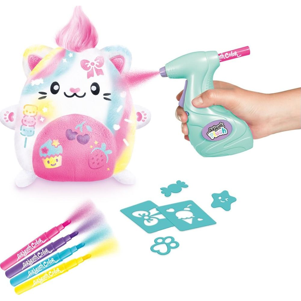 Une main vaporise de la peinture rose sur un jouet chat en peluche. Comprend des marqueurs, pochoirs et accessoires.