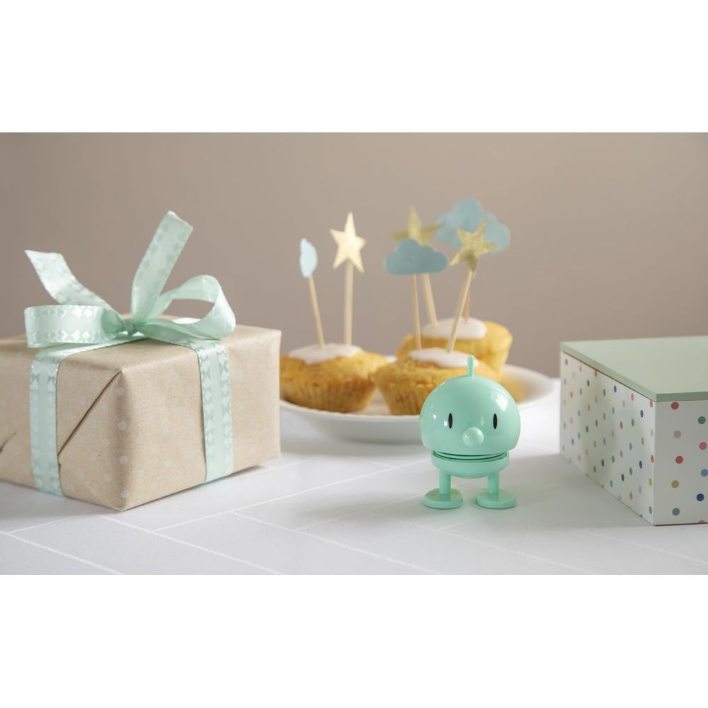 Un regalo, muffin con decorazioni a stella, una statuetta e una scatola.
