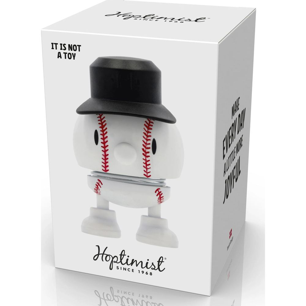 Un personaggio da baseball con cappello si trova davanti a una scatola con il logo 'Hoptimist'.