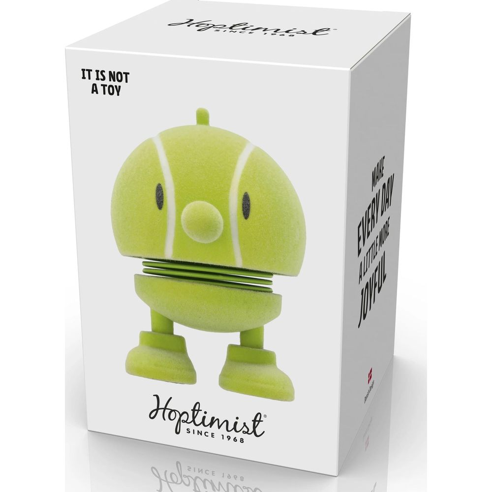 Robot verde su scatola bianca con scritte.