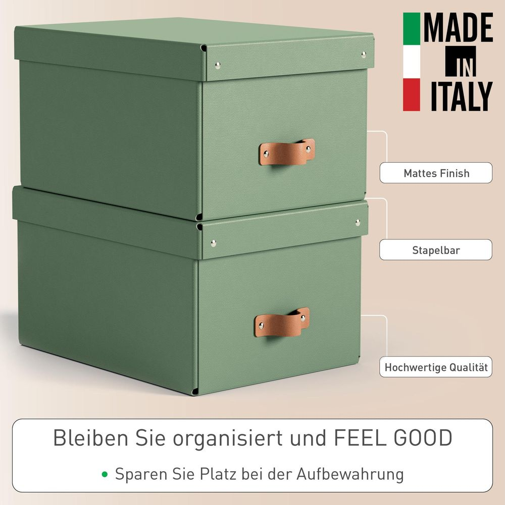 Zwei grüne Aufbewahrungsboxen mit braunen Griffen, gestapelt.