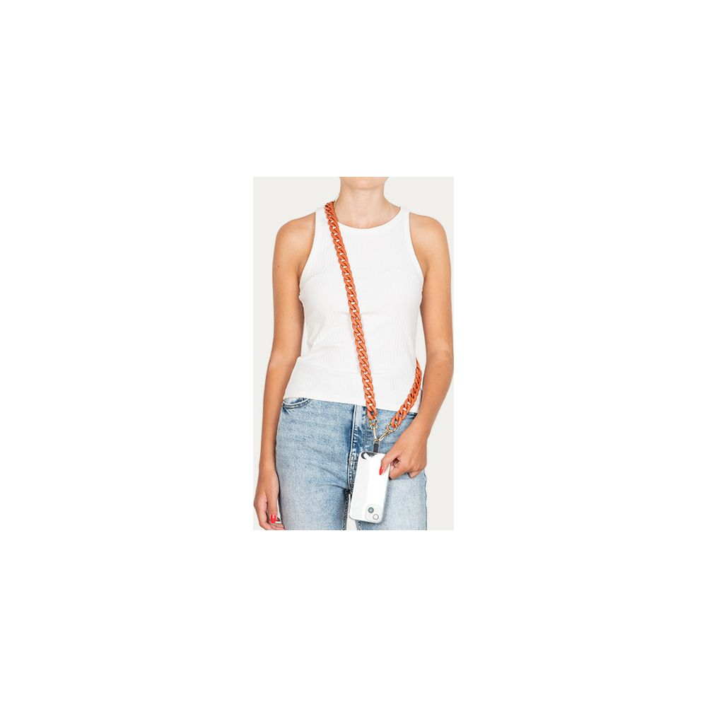 Eine Frau trägt ein weißes Tanktop und Jeans mit einer orangefarbenen Kettentasche.