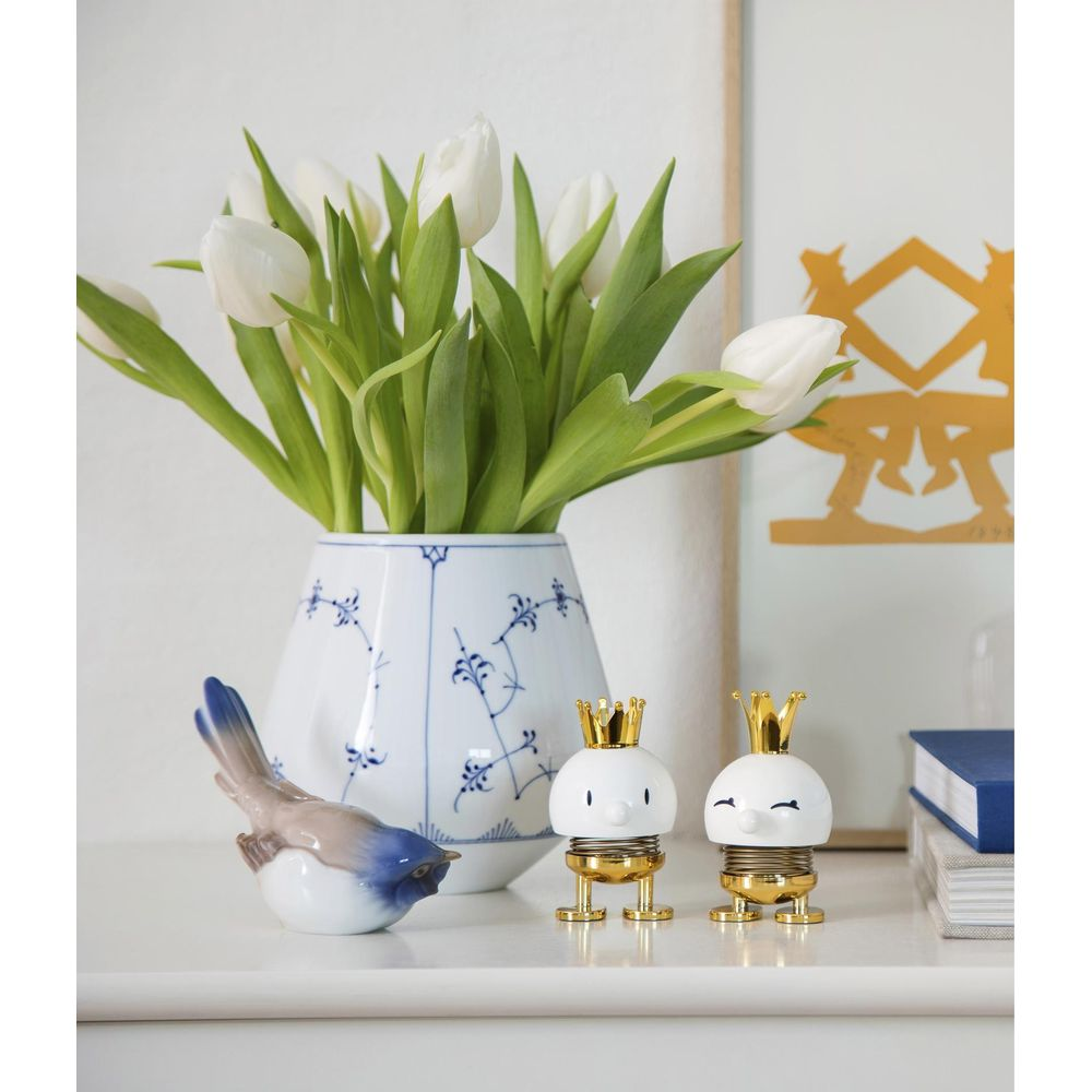 Tulipani bianchi in vaso blu e bianco con uccello in ceramica e due figure con corone.