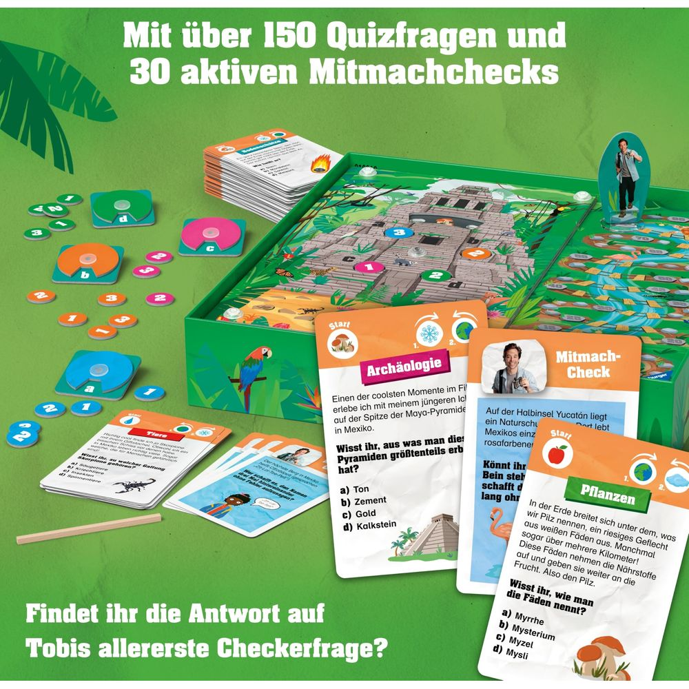 Gioco da tavolo con piramide Maya, carte quiz e pedine su tavolo verde.