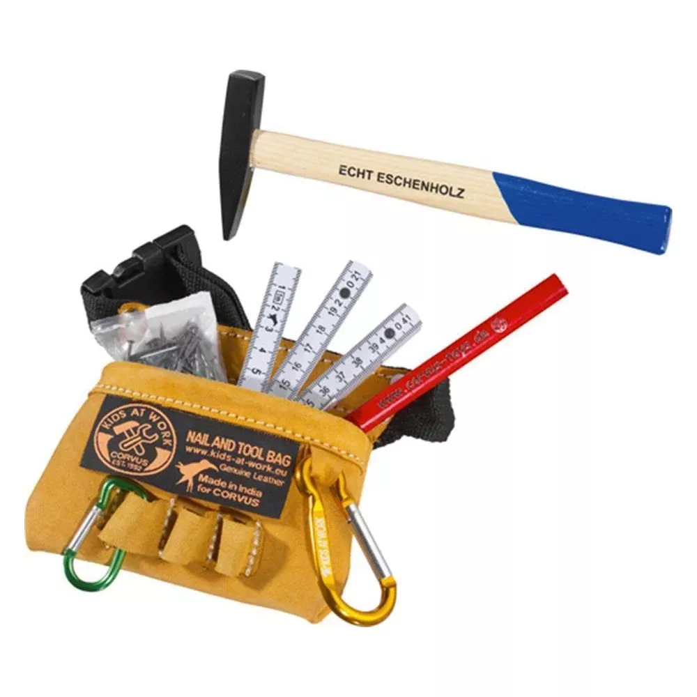 Hammer und Werkzeugtasche mit Maßband und Stift. Alles auf weißem Hintergrund.