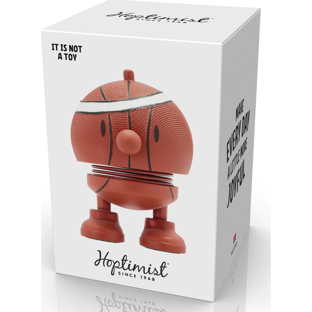Un giocattolo a tema pallacanestro su una scatola con la scritta "IT IS NOT A TOY".