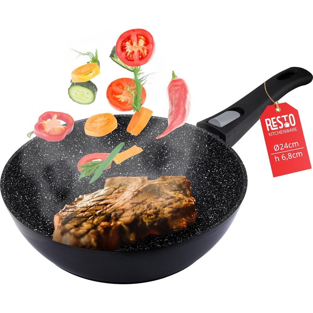 Ein Steak brät in einer Pfanne mit fallendem Gemüse. Eine rote Marke zeigt die Größe.
