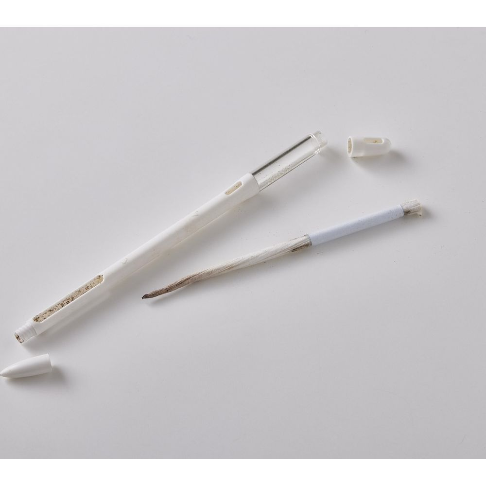 Ein aufgeschnittener weißer Stift mit transparentem Griff und einem braunen Stab.