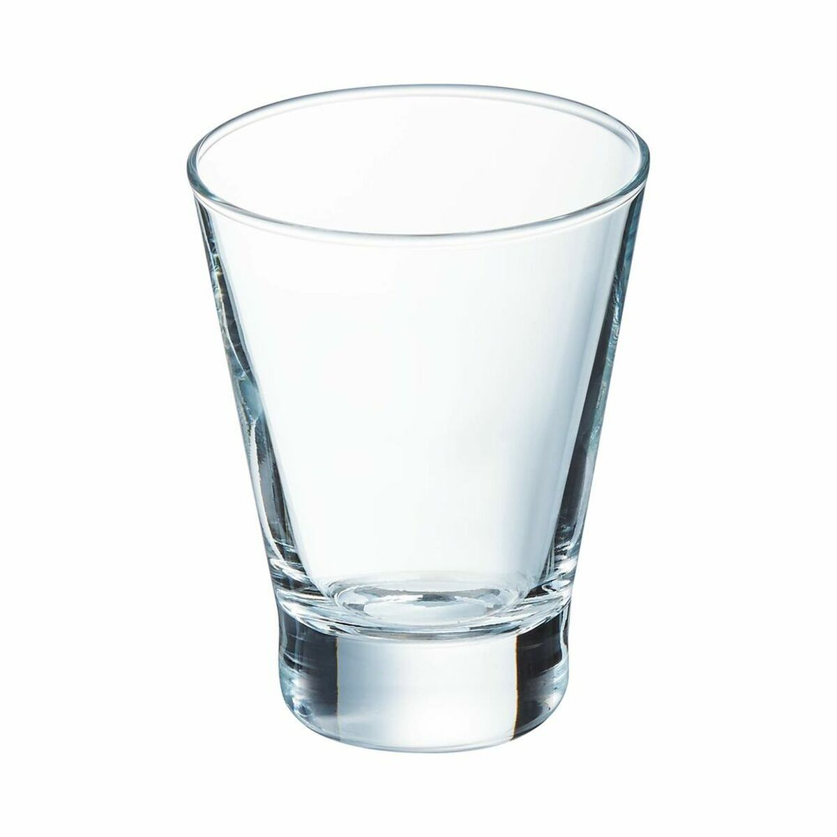 Ein klarer Glasbecher mit dickem Boden steht auf weißem Grund.