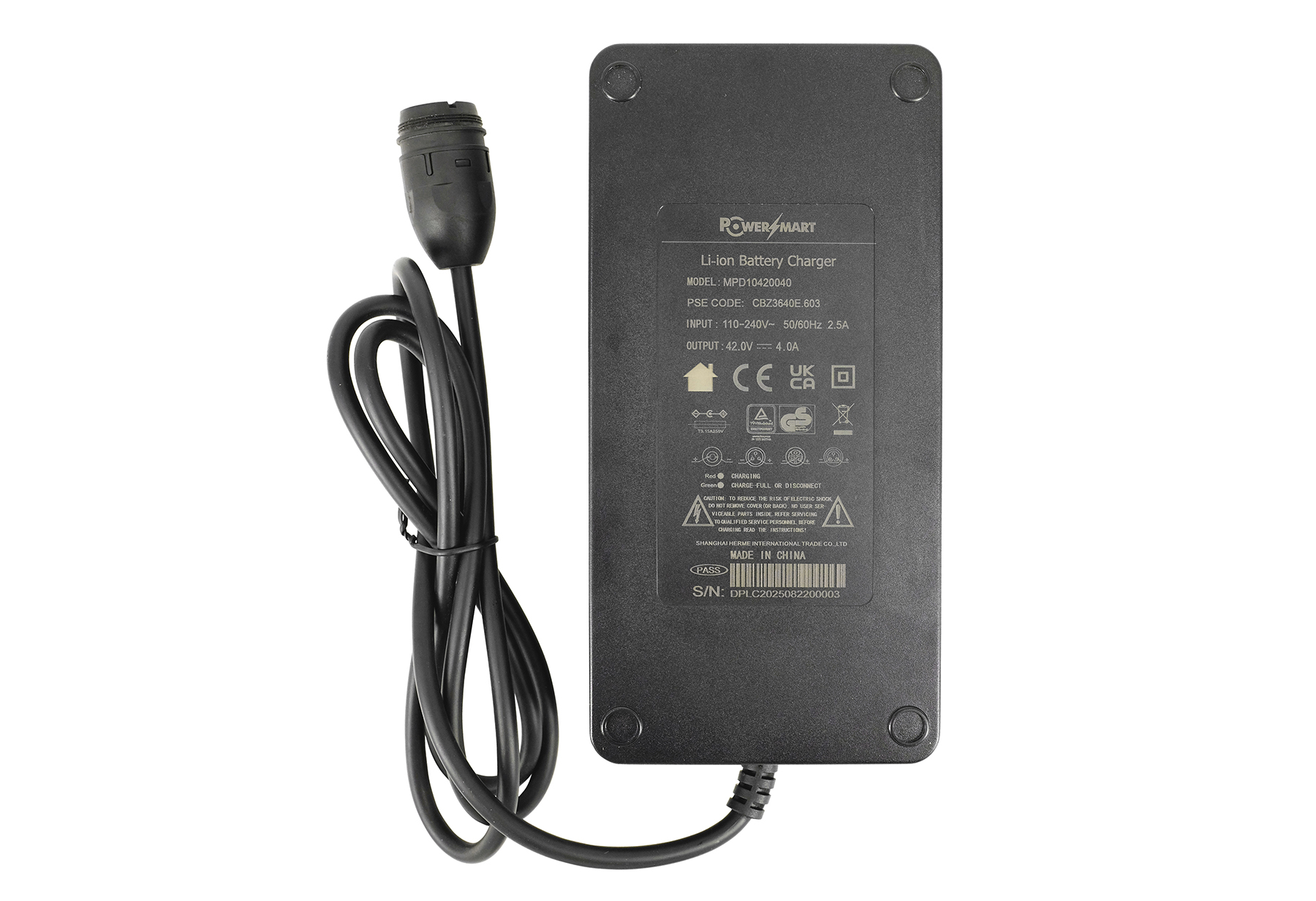 Schwarzes Ladegerät mit Kabel und Stecker, Aufschrift: POWER MART Li-ion Battery Charger.