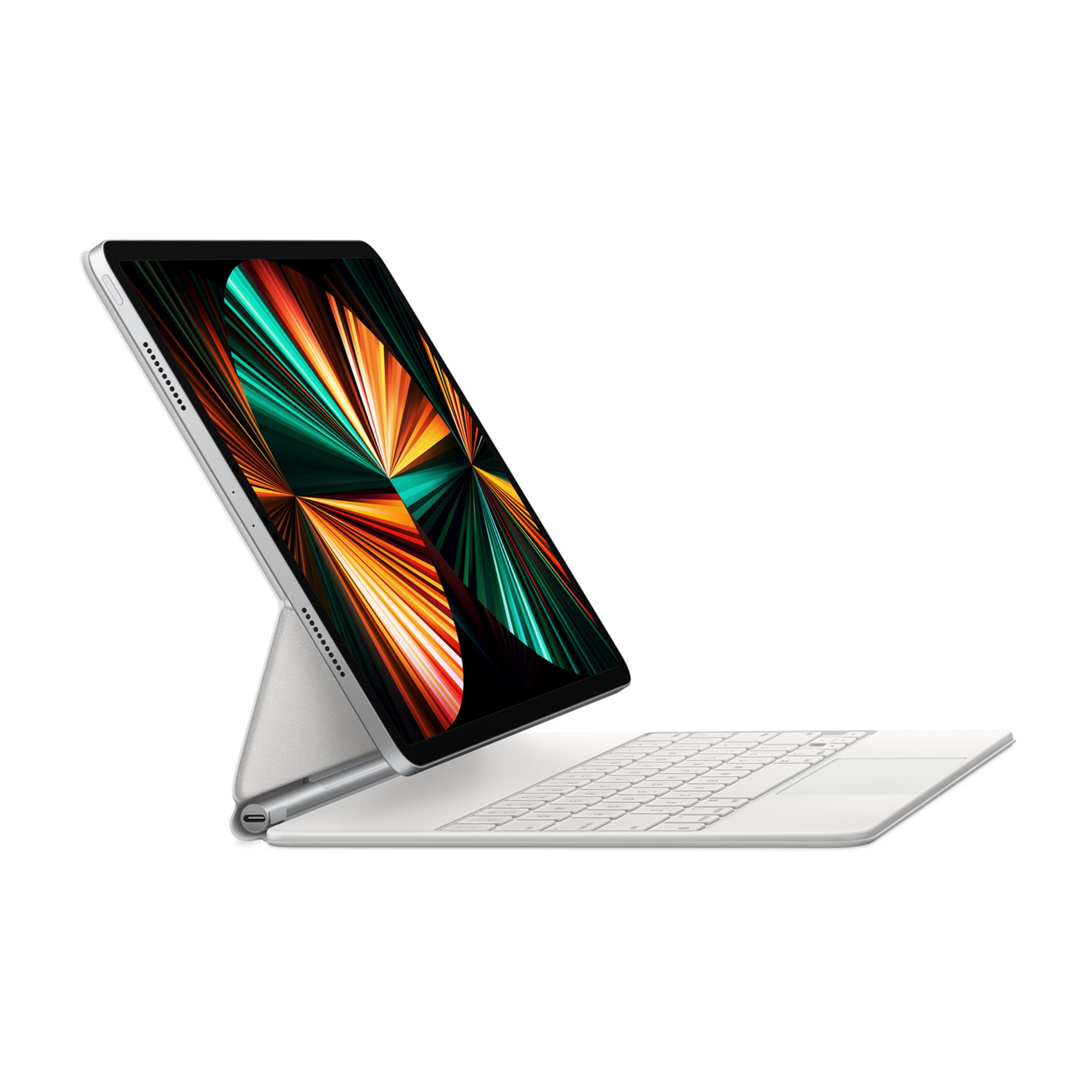 Silbernes Tablet mit Tastatur, das auf einem weißen Hintergrund steht.