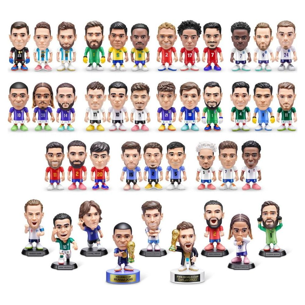 Eine Sammlung von Fußballfiguren in verschiedenen Trikots und Posen.