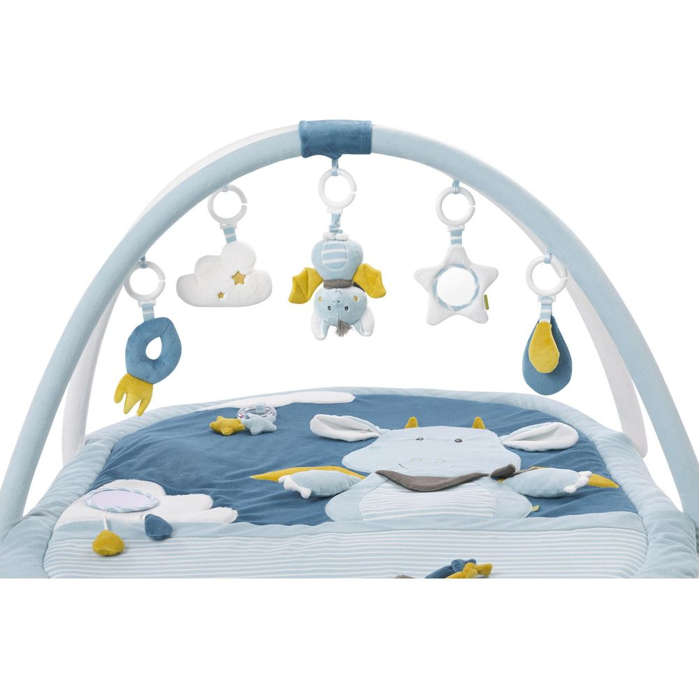 Ein blaues Baby-Spielgymnastikstudio mit einem Drachenmotiv und hängendem Spielzeug.