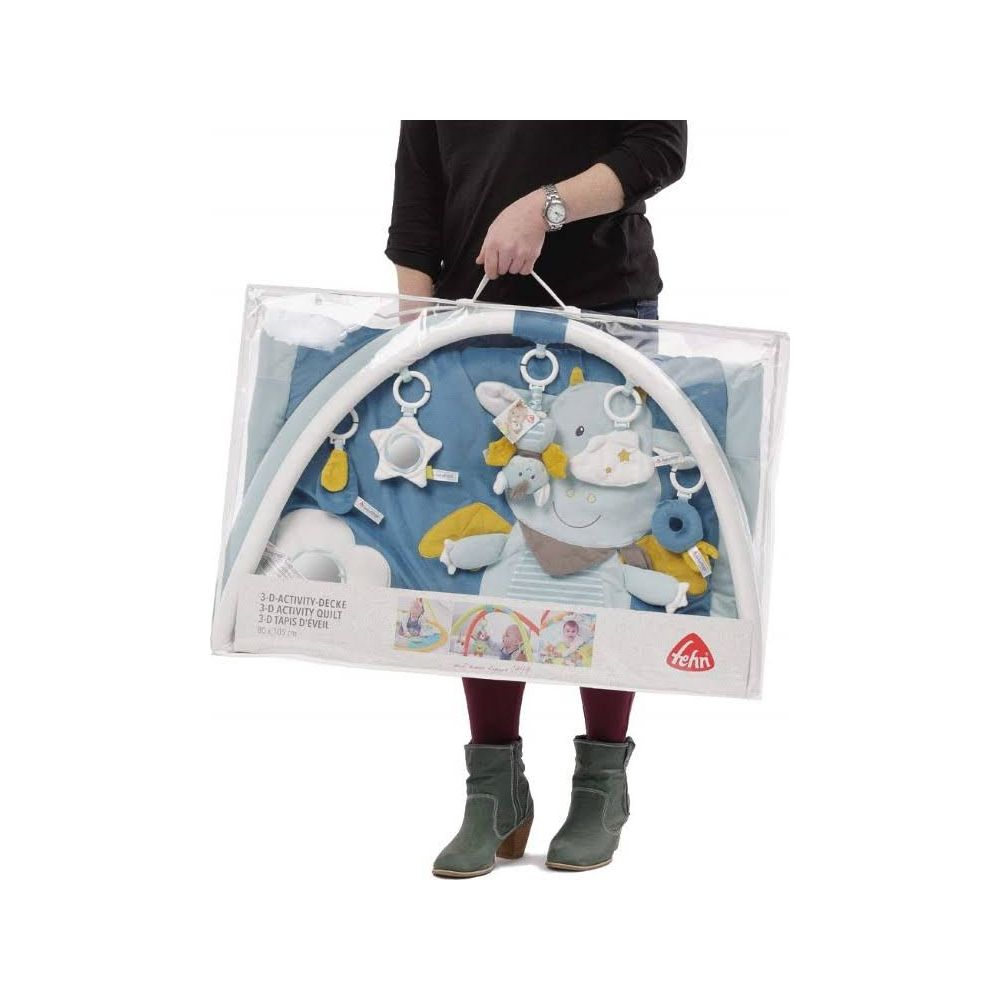 Eine Person trägt eine verpackte Baby-Aktivitätendecke mit Nilpferd-Motiv.
