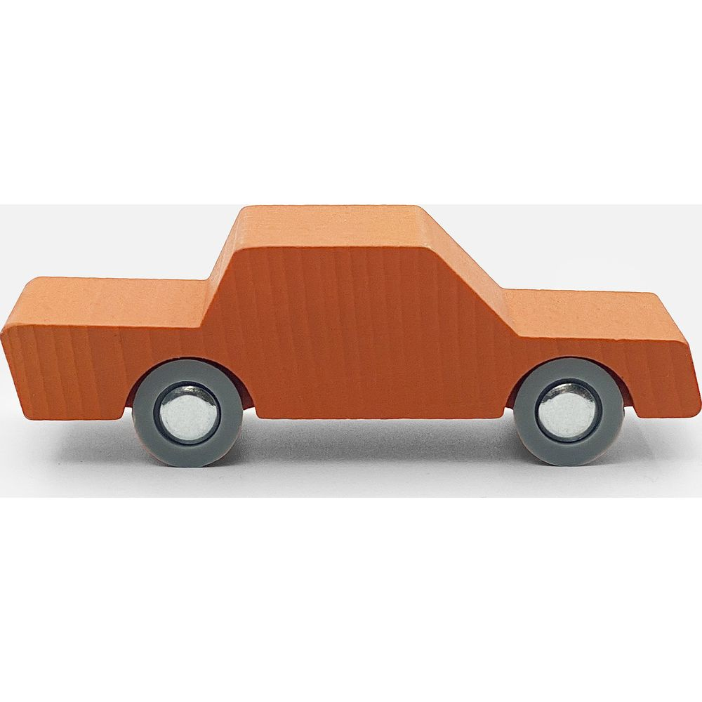 Ein orangefarbenes Holzauto mit grauen Rädern steht auf weißem Hintergrund.