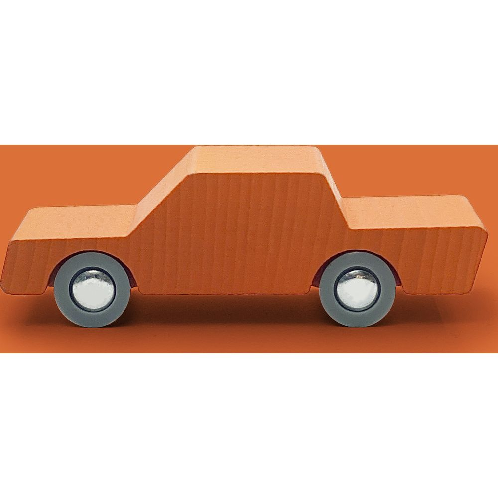 Ein orangefarbenes Holzauto mit grauen Rädern auf orangefarbenem Hintergrund.