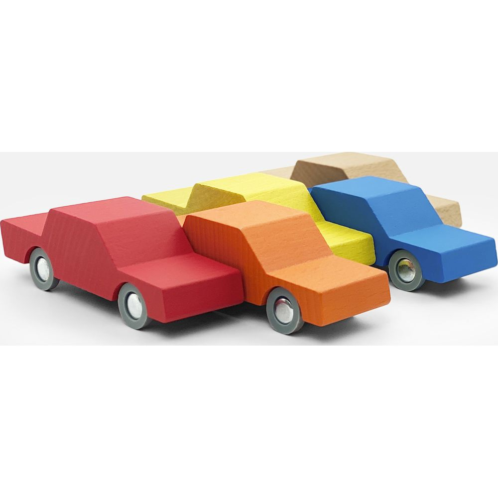 Fünf bunte Holzautos nebeneinander: rot, orange, gelb, blau und beige.