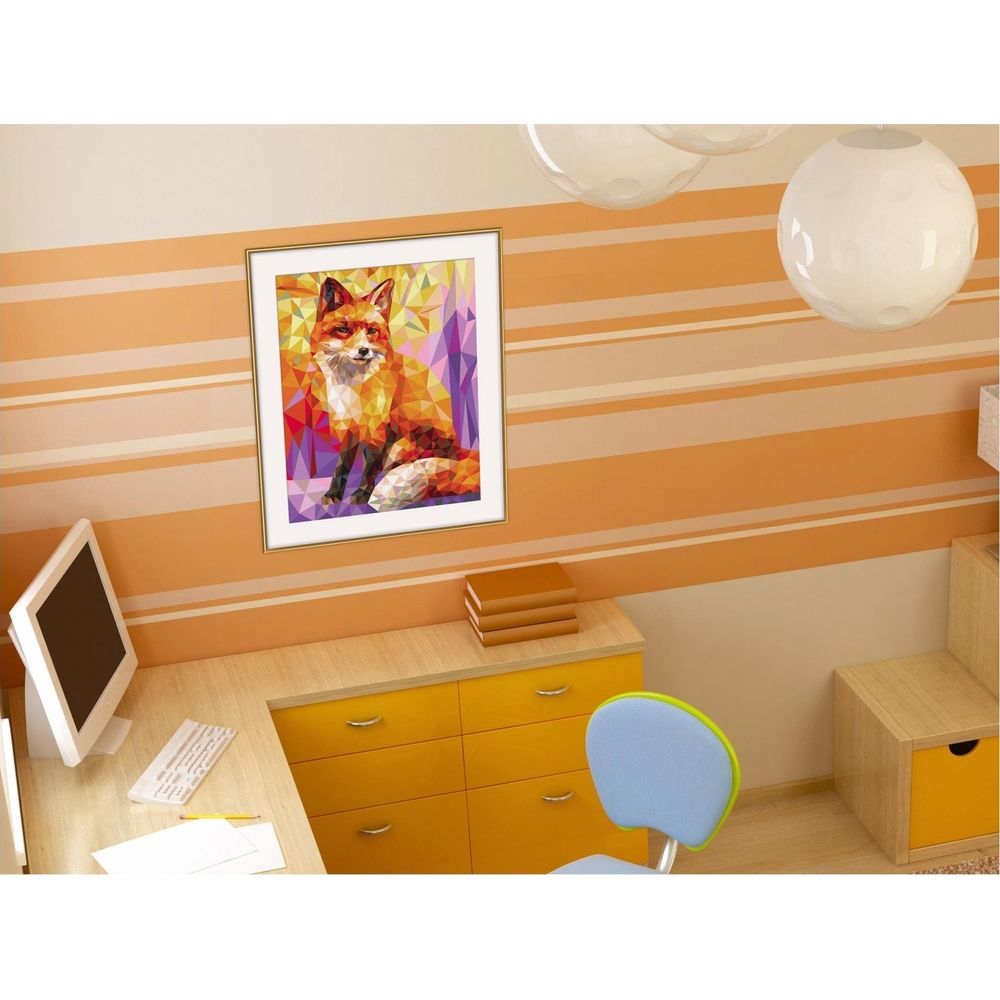 Gerahmtes Polygon-Bild eines Fuchses über einem Schreibtisch mit Computer und orangefarbenen Schubladen.